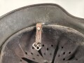 Heer, Stahlhelm Modell 1935. Originallack, beide Abzeichen entfernt. Zugehöriges Innenfutter, die beiden seitlichen Nieten wackeln. EF64