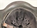 Heer, Stahlhelm Modell 1935. Originallack, beide Abzeichen entfernt. Zugehöriges Innenfutter, die beiden seitlichen Nieten wackeln. EF64