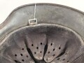 Heer, Stahlhelm Modell 1935. Originallack, beide Abzeichen entfernt. Zugehöriges Innenfutter, die beiden seitlichen Nieten wackeln. EF64