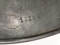 Heer, Stahlhelm Modell 1935. Originallack, beide Abzeichen entfernt. Zugehöriges Innenfutter, die beiden seitlichen Nieten wackeln. EF64