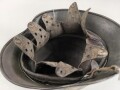 Heer, Stahlhelm Modell 1935. Originallack, beide Abzeichen entfernt. Zugehöriges Innenfutter, die beiden seitlichen Nieten wackeln. EF64