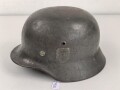 Heer, Stahlhelm Modell 1935. Originallack, beide Abzeichen entfernt. Zugehöriges Innenfutter, die beiden seitlichen Nieten wackeln. EF64