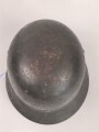 Heer, Stahlhelm Modell 1935. Originallack, beide Abzeichen entfernt. Zugehöriges Innenfutter, die beiden seitlichen Nieten wackeln. EF64