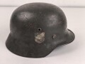 Heer, Stahlhelm Modell 1935. Originallack, beide Abzeichen entfernt. Zugehöriges Innenfutter, die beiden seitlichen Nieten wackeln. EF64