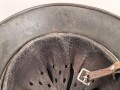 Heer, Stahlhelm Modell 1935. Originallack, beide Abzeichen entfernt. Zugehöriges Innenfutter, die beiden seitlichen Nieten wackeln. EF64