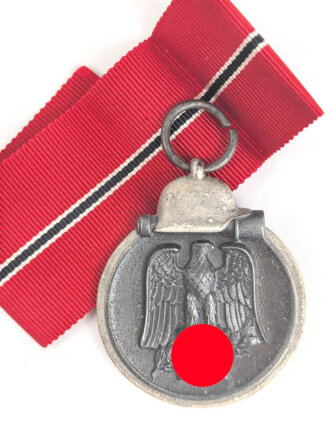 Medaille Winterschlacht im Osten. Hersteller "29" für Hauptmünzamt Berlin im Bandring, Band beiliegend