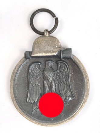 Medaille Winterschlacht im Osten. Hersteller "29" für Hauptmünzamt Berlin im Bandring, Band beiliegend