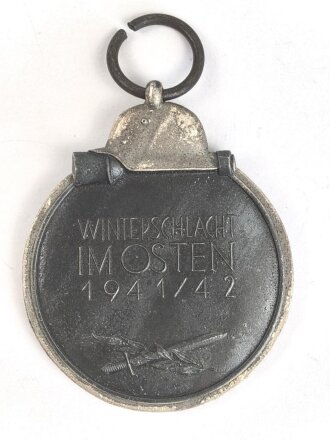 Medaille Winterschlacht im Osten. Hersteller "29" für Hauptmünzamt Berlin im Bandring, Band beiliegend