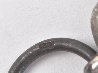 Medaille Winterschlacht im Osten. Hersteller "29" für Hauptmünzamt Berlin im Bandring, Band beiliegend