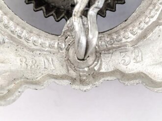 Eichenlaubkranz mit Kokarde für eine Schirmmütze des Heeres. Aluminium, datiert 1939