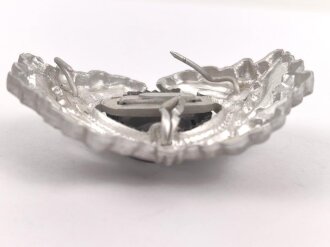 Eichenlaubkranz mit Kokarde für eine Schirmmütze des Heeres. Aluminium, datiert 1939
