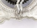 Eichenlaubkranz mit Kokarde für eine Schirmmütze des Heeres. Aluminium, datiert 1939