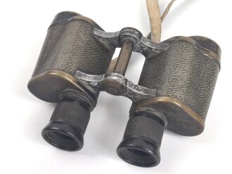 Russland 2. Weltkrieg, Doppelfernrohr 6 x 30 . Durchsicht rechts mit sehr vielen kleinen Punkten, links einwandfrei. Strichplatte deutlich. Beutestück eines deutschen Soldaten, der unten seinen Namen eingeritzt hat.