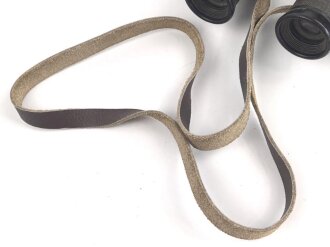 Russland 2. Weltkrieg, Doppelfernrohr 6 x 30 . Durchsicht rechts mit sehr vielen kleinen Punkten, links einwandfrei. Strichplatte deutlich. Beutestück eines deutschen Soldaten, der unten seinen Namen eingeritzt hat.