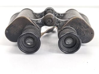 Russland 2. Weltkrieg, Doppelfernrohr 6 x 30 . Durchsicht rechts mit sehr vielen kleinen Punkten, links einwandfrei. Strichplatte deutlich. Beutestück eines deutschen Soldaten, der unten seinen Namen eingeritzt hat.