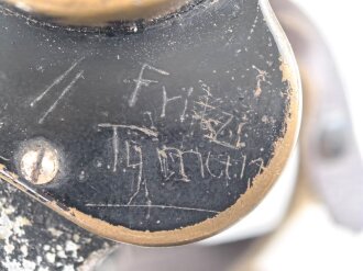 Russland 2. Weltkrieg, Doppelfernrohr 6 x 30 . Durchsicht rechts mit sehr vielen kleinen Punkten, links einwandfrei. Strichplatte deutlich. Beutestück eines deutschen Soldaten, der unten seinen Namen eingeritzt hat.