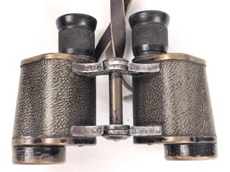 Russland 2. Weltkrieg, Doppelfernrohr 6 x 30 . Durchsicht rechts mit sehr vielen kleinen Punkten, links einwandfrei. Strichplatte deutlich. Beutestück eines deutschen Soldaten, der unten seinen Namen eingeritzt hat.