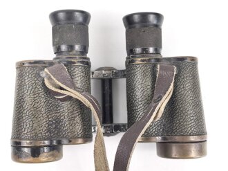Russland 2. Weltkrieg, Doppelfernrohr 6 x 30 . Durchsicht rechts mit sehr vielen kleinen Punkten, links einwandfrei. Strichplatte deutlich. Beutestück eines deutschen Soldaten, der unten seinen Namen eingeritzt hat.