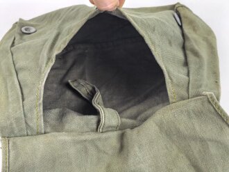 Brotbeutel Wehrmacht. Letzte Ausführung mit angenähtem Trageriemen. Variante aus weichem, grauem Material