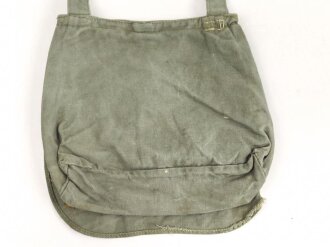 Brotbeutel Wehrmacht. Letzte Ausführung mit angenähtem Trageriemen. Variante aus weichem, grauem Material