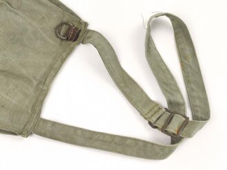 Brotbeutel Wehrmacht. Letzte Ausführung mit angenähtem Trageriemen. Variante aus weichem, grauem Material
