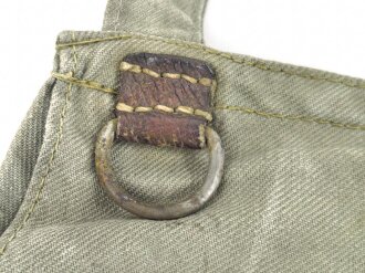Brotbeutel Wehrmacht. Letzte Ausführung mit angenähtem Trageriemen. Variante aus weichem, grauem Material