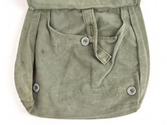 Brotbeutel Wehrmacht. Letzte Ausführung mit angenähtem Trageriemen. Variante aus weichem, grauem Material