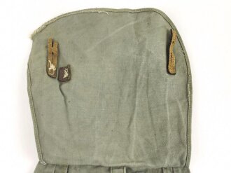 Brotbeutel Wehrmacht. Letzte Ausführung mit angenähtem Trageriemen. Variante aus weichem, grauem Material