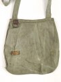 Brotbeutel Wehrmacht. Letzte Ausführung mit angenähtem Trageriemen. Variante aus weichem, grauem Material