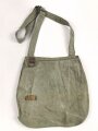 Brotbeutel Wehrmacht. Letzte Ausführung mit angenähtem Trageriemen. Variante aus weichem, grauem Material