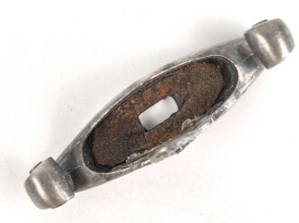 Parierstange zum Dolch für Offiziere des Heeres. Das Hakenkreuz war ab und wurde restauriert