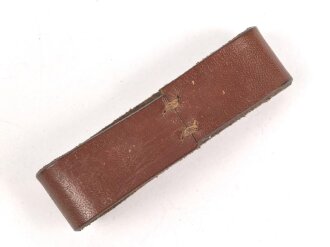 Schieber aus braunem Leder für eine Feldbinde für Offiziere der Wehrmacht. Innenmaß 53mm