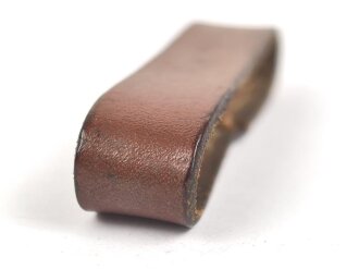 Schieber aus braunem Leder für eine Feldbinde für Offiziere der Wehrmacht. Innenmaß 53mm
