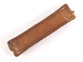 Schieber aus braunem Leder für eine Feldbinde für Offiziere der Wehrmacht. Innenmaß 59mm