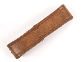 Schieber aus braunem Leder für eine Feldbinde für Offiziere der Wehrmacht. Innenmaß 59mm