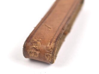 Schieber aus braunem Leder für eine Feldbinde für Offiziere der Wehrmacht. Innenmaß 59mm