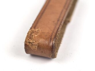Schieber aus braunem Leder für eine Feldbinde für Offiziere der Wehrmacht. Innenmaß 59mm