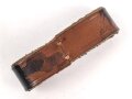 Schieber aus vorderseitig geschwärztem Leder für eine Feldbinde für Offiziere der Wehrmacht. Innenmaß 53mm