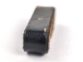 Schieber aus vorderseitig geschwärztem Leder für eine Feldbinde für Offiziere der Wehrmacht. Innenmaß 53mm