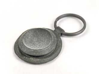 Unterer Verschluss für Gasmaskenfilter / Filtereinsatz der Wehrmacht. Hersteller bwz, Gummi weich