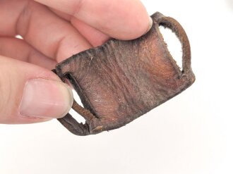 Vier Stück Lederschieber als Schutz für die Beriemung der Gasmaskendose