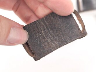 Vier Stück Lederschieber als Schutz für die Beriemung der Gasmaskendose