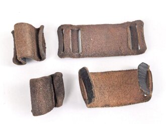 Vier Stück Lederschieber als Schutz für die Beriemung der Gasmaskendose