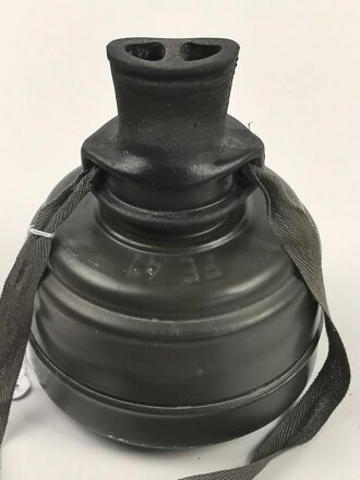 Gasmaskenfilter "Filtereinsatz 41" Wehrmacht .  Guter Zustand, datiert 1943, mit aufgeschraubtem, späten Mundstück