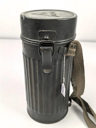 Luftschutz / Werkschutz. Gasmaske Modell 1930, Ausführung als S-Maske für den Luftschutz. Der Filter datiert 1937, in Bereitschaftsbüchse "Dräger"