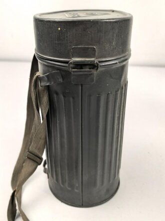 Luftschutz / Werkschutz. Gasmaske Modell 1930, Ausführung als S-Maske für den Luftschutz. Der Filter datiert 1937, in Bereitschaftsbüchse "Dräger"