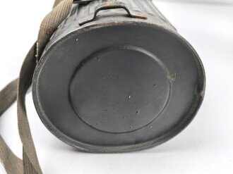 Luftschutz / Werkschutz. Gasmaske Modell 1930, Ausführung als S-Maske für den Luftschutz. Der Filter datiert 1937, in Bereitschaftsbüchse "Dräger"