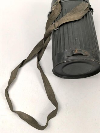 Luftschutz / Werkschutz. Gasmaske Modell 1930, Ausführung als S-Maske für den Luftschutz. Der Filter datiert 1937, in Bereitschaftsbüchse "Dräger"