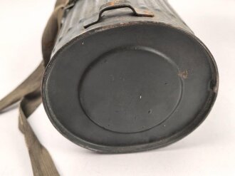 Luftschutz / Werkschutz. Gasmaske Modell 1930, Ausführung als S-Maske für den Luftschutz. Der Filter datiert 1937, in Bereitschaftsbüchse "Dräger"