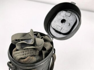 Luftschutz / Werkschutz. Gasmaske Modell 1930, Ausführung als S-Maske für den Luftschutz. Der Filter datiert 1937, in Bereitschaftsbüchse "Dräger"